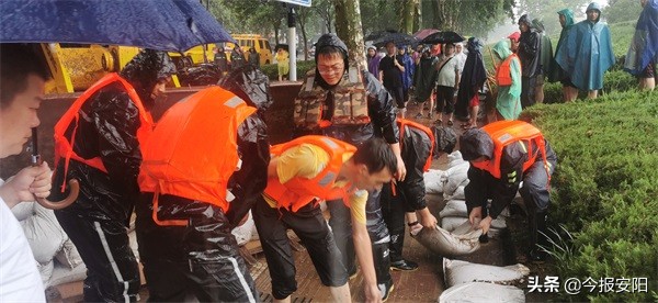 安陽(yáng)益和熱力集團(tuán)30人搶險(xiǎn)隊(duì)逆流而上，奮戰(zhàn)在抗洪一線(xiàn)